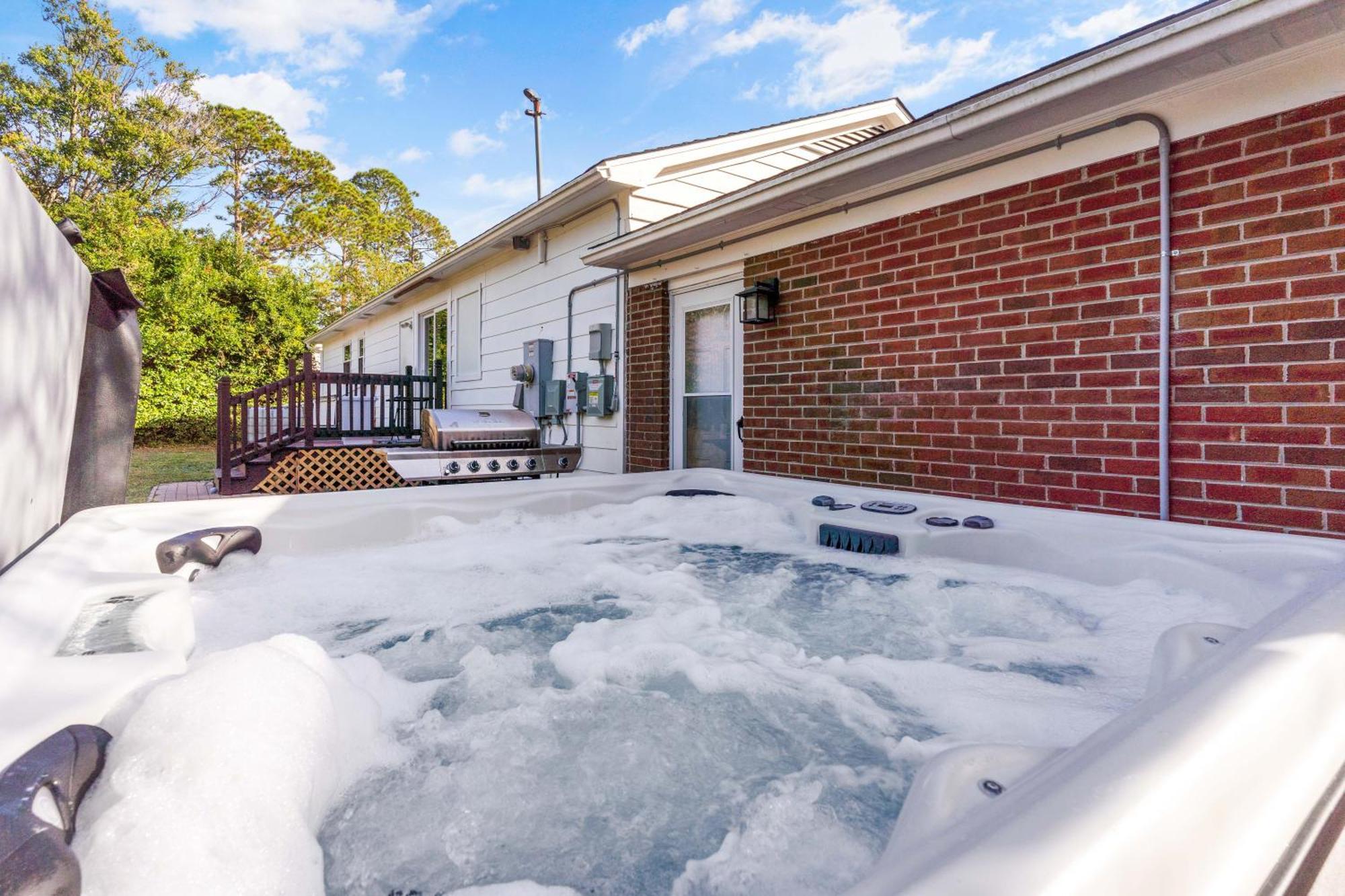 Chill Retreat, Hot Tub, Large Private Yard Villa Wilmington Ngoại thất bức ảnh